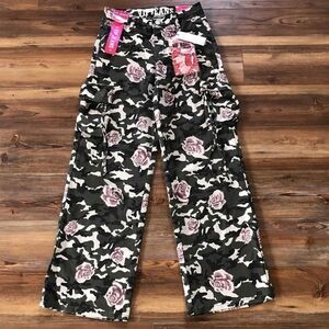 NWOY VIP Jeans Floral Pattern Cargo Jeans Women's Size 28 Inch Waist